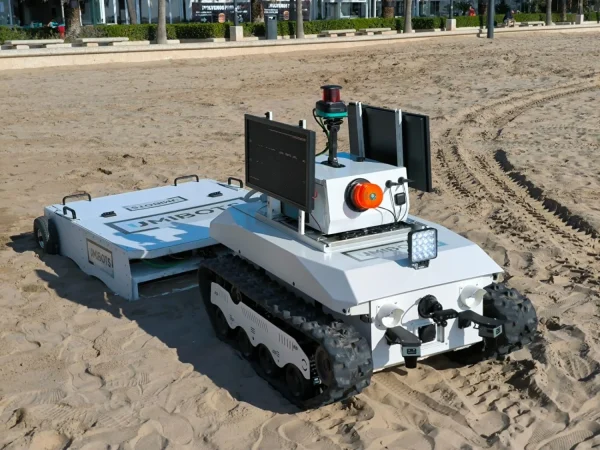 FCC y OHLA invierten en la startup Umibots: robots para limpiar las playas y otras tecnologías 'beach'