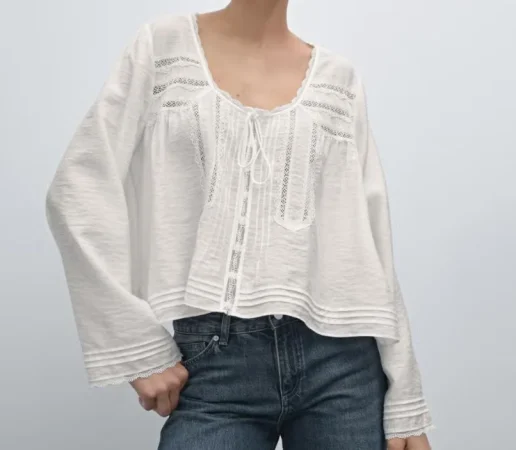 2. Blusa con detalle de puntilla: frescura con encanto clásico