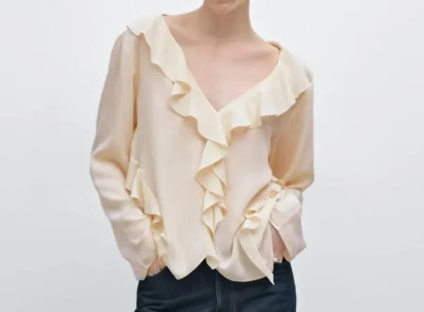 3. Blusa con volantes y bajo asimétrico: estilo sin esfuerzo