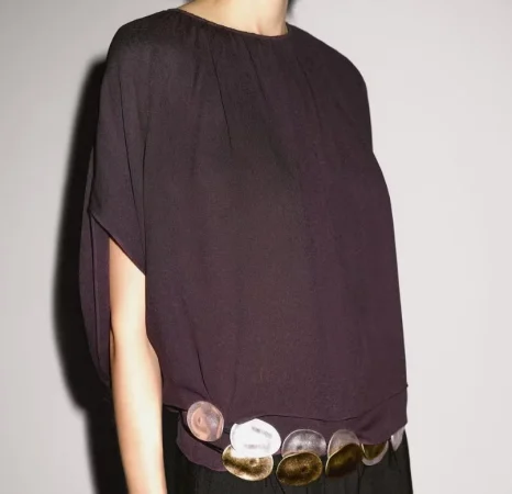 5. Blusa de capa con manga corta: sencillez con volumen