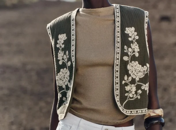 Zara te pone fácil y barato ir a la última con estos chalecos boho que le dan un toque cool a tu look 93 Merca2.es 1. Chaleco verde bordado: el toque artesanal más chic