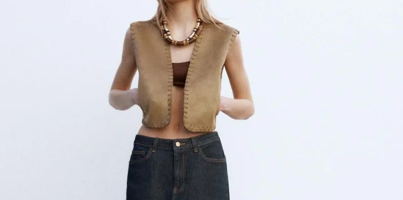 Zara te pone fácil y barato ir a la última con estos chalecos boho que le dan un toque cool a tu look 94 Merca2.es 2. Chaleco marrón efecto ante con detalles trenzados: alma setentera
