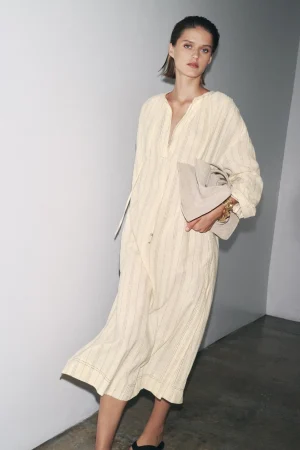 Disfruta en Zara de los vestidos camiseros más elegantes y pijos de este verano ¡échales un vistazo! 69 Merca2.es 2. Vestido camisero de rayas largo