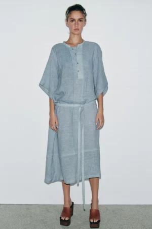 Disfruta en Zara de los vestidos camiseros más elegantes y pijos de este verano ¡échales un vistazo! 70 Merca2.es 3. Vestido largo camisero de lino azul