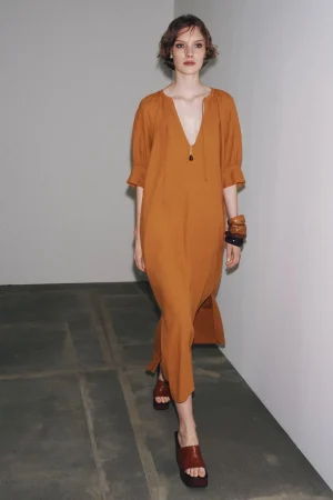 Disfruta en Zara de los vestidos camiseros más elegantes y pijos de este verano ¡échales un vistazo! 71 Merca2.es 4. Camisero de lino largo