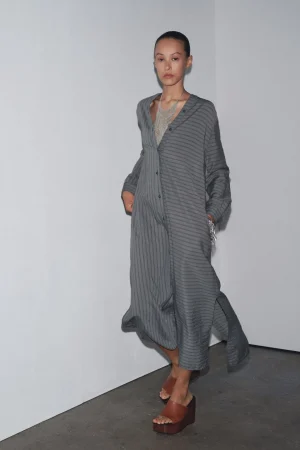 Disfruta en Zara de los vestidos camiseros más elegantes y pijos de este verano ¡échales un vistazo! 72 Merca2.es 5. Vestido camisero a rayas largo (versión alternativa)