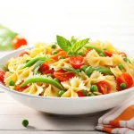 Una sencilla y nutritiva ensalada de pasta perfecta para comer en la piscina o la playa