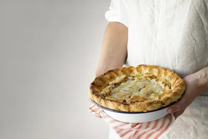 Te enseñamos a preparar una deliciosa quiche Lorraine, un clásico de la cocina francesa 2 Merca2.es baker sosteniendo un delicioso postre de tarta de cerezas recien horneadas Merca2.es