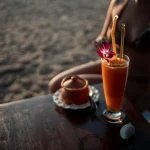 Aprende a hacer un auténtico y siempre sugerente cóctel ‘Sex on the Beach’, como el de las mejores playas
