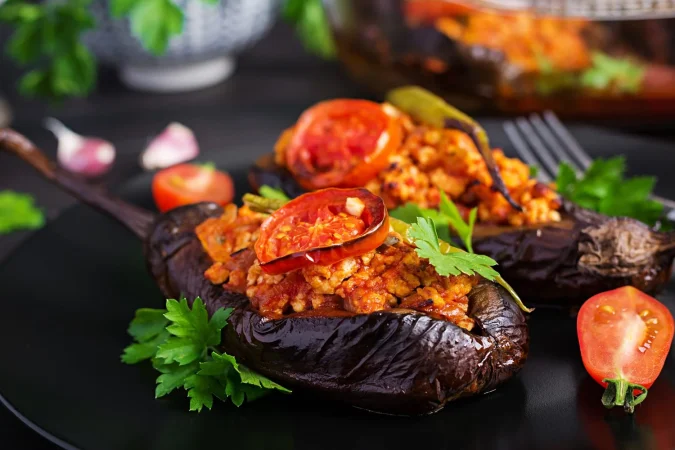 berenjenas rellenas turcas con carne molida y verduras al horno con salsa de tomate Merca2.es