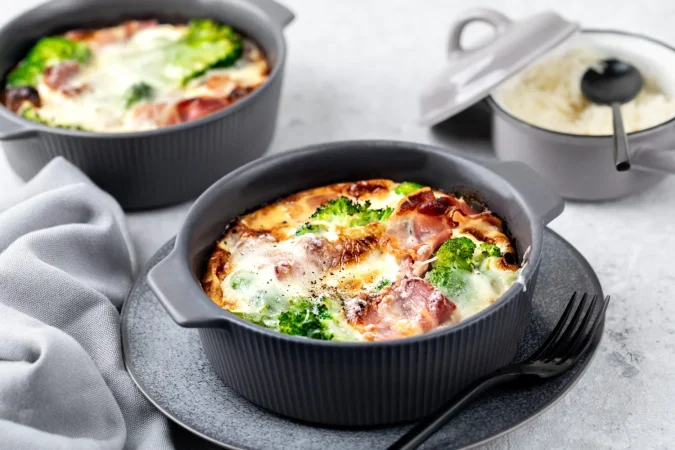 broccoli tocino queso hornear en un fondo de piedra gris Merca2.es