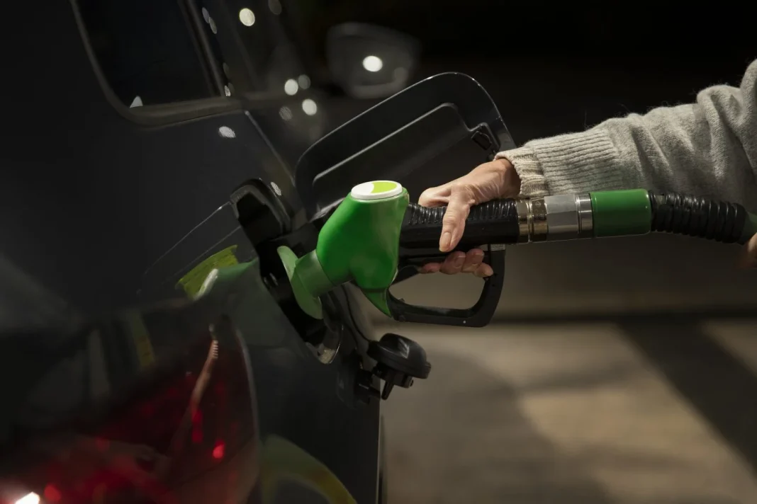Según la OCU estas son las gasolineras más baratas en cada una de las carreteras y autovías españolas: ahorra hasta 20 euros por depósito