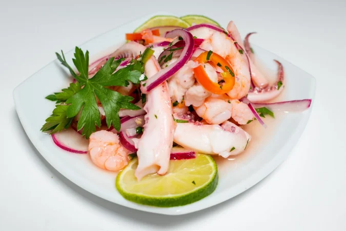 comida tipica peruana ceviche de calamar camarones y pescado blanco con cebolla morada y una buena leche de tigre Merca2.es
