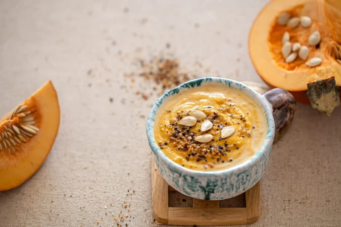 deliciosa composicion con sopa de calabaza en un hermoso plato de ceramica comida de temporada Merca2.es