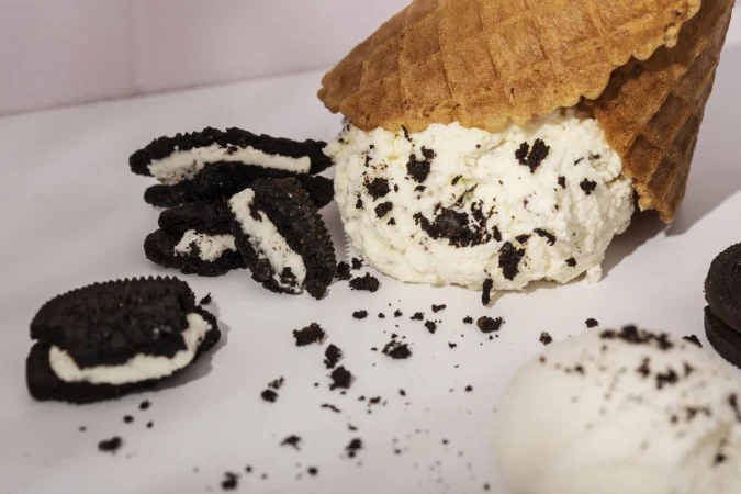 Helado casero de galletas oreo sin heladera: volverá locos a los más golosos de la casa 3 Merca2.es delicioso helado de alto angulo con galletas Merca2.es
