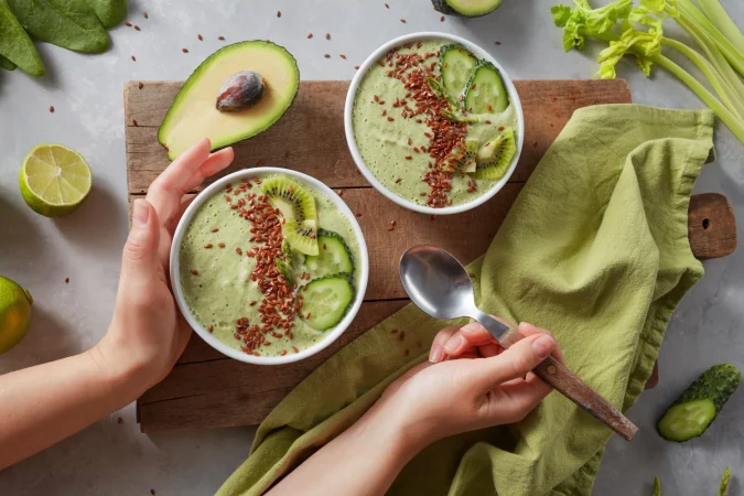 Gazpacho verde con aguacate: La versión más saludable del clásico veraniego 5 Merca2.es desayuno tazon de batido verde detox con kiwi fresco semillas de lino pepino y aguacate con manos femeninas Merca2.es