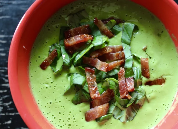 Gazpacho verde con aguacate: La versión más saludable del clásico veraniego 1 Merca2.es directamente por encima de la sopa en el cuenco Merca2.es