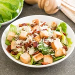Cómo preparar una sencilla y sabrosa ensalada César casera en pocos pasos