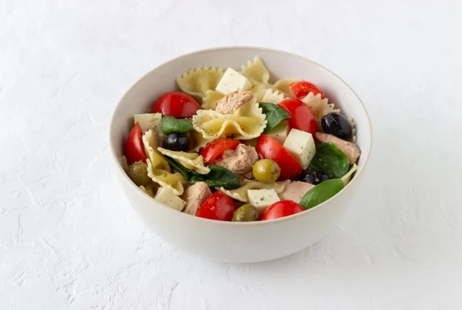 Una sencilla y nutritiva ensalada de pasta perfecta para comer en la piscina o la playa 45 Merca2.es ensalada de pasta con atun tomate y queso blanco farfalle alimentacion saludable dieta 1 Merca2.es