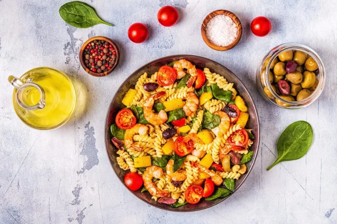 Una sencilla y nutritiva ensalada de pasta perfecta para comer en la piscina o la playa 49 Merca2.es ensalada de pasta fusili con gambas tomates pimientos espinacas aceitunas Merca2.es
