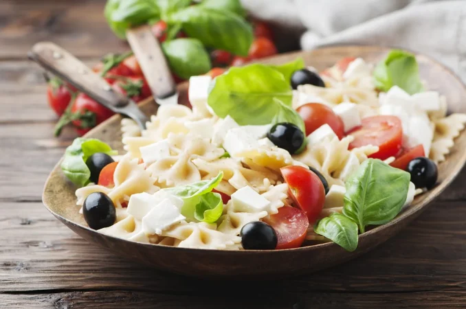 Una sencilla y nutritiva ensalada de pasta perfecta para comer en la piscina o la playa 48 Merca2.es ensalada italiana con pasta fria y mozzarella Merca2.es