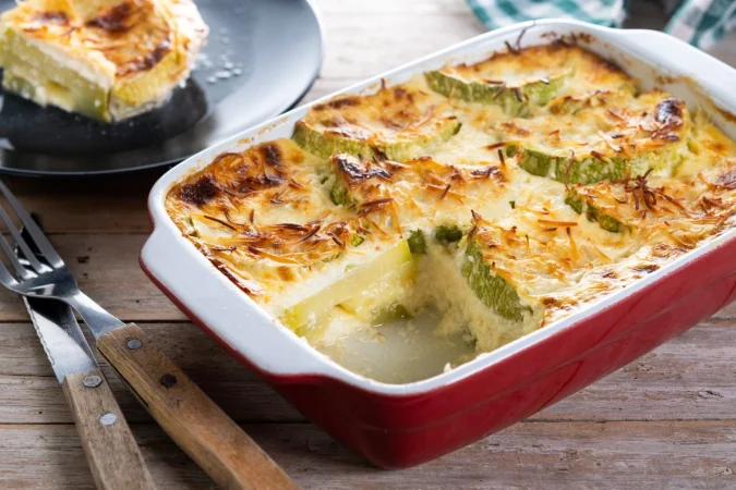 gratin de patatas horneadas con crema y queso en una mesa de madera 2 Merca2.es