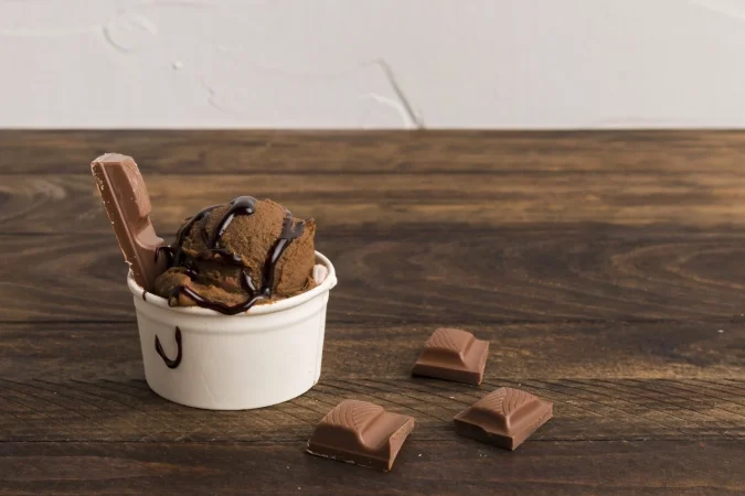 jarabe de cafe decorado con helado y rodajas de chocolate Merca2.es