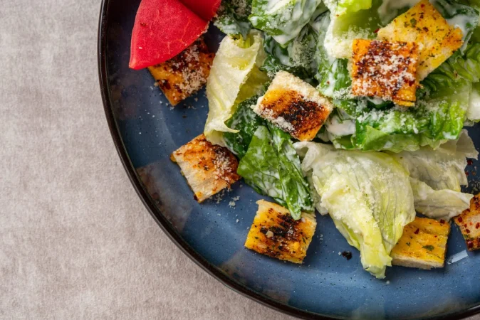 Cómo preparar una sencilla y sabrosa ensalada César casera en pocos pasos 28 Merca2.es la ensalada cesar es una ensalada verde de lechuga romana y picatostes aderezado con mostaza queso parmesano Merca2.es