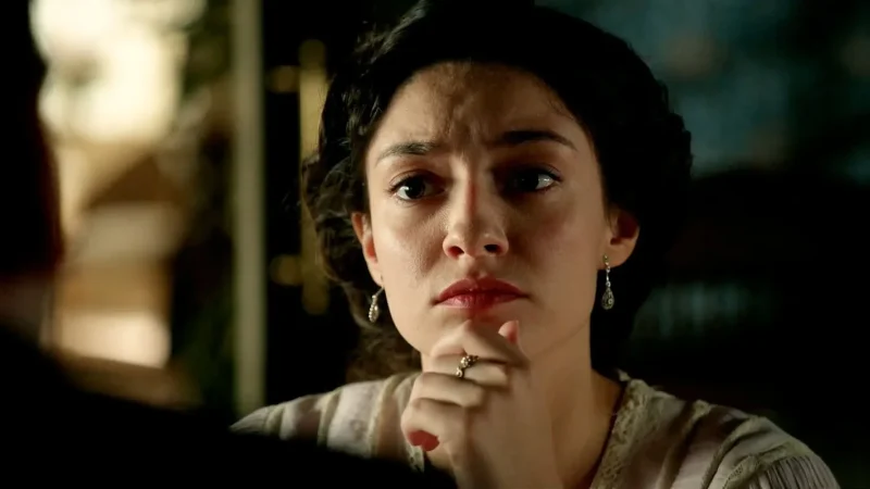 "La Promesa": Adriano y Catalina se arman de valor y deciden reformar la finca para proteger a sus trabajadores 62 Merca2.es LA SOMBRA DEL PASADO