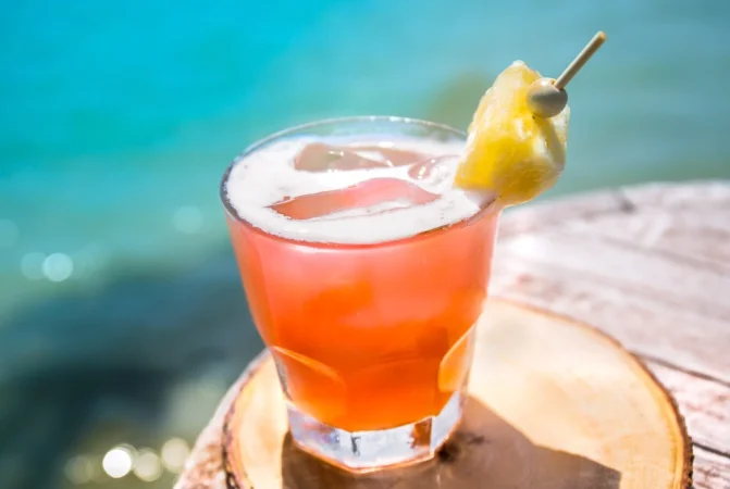 mai tai beber en el bar de la playa primer plano de la bebida alcoholica Merca2.es