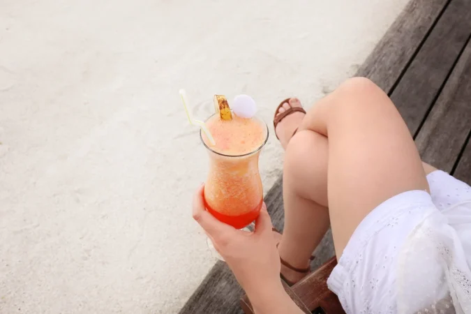 mujer joven con sabroso coctel en el resort Merca2.es