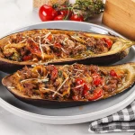 Así se preparan unas deliciosas berenjenas rellenas de carne al horno