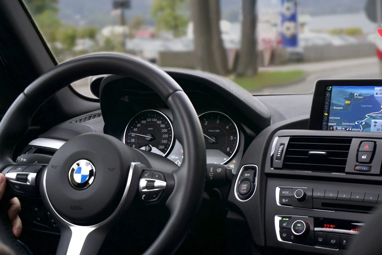 La multa de 6.000 euros de la DGT por tocar la pantalla del coche que muchos conductores desconocen