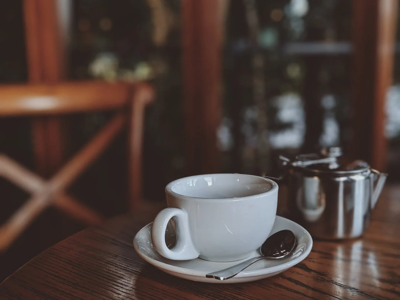 ¿POR QUÉ LAS CAFETERÍAS SIRVEN EL CAFÉ ARDIENDO? EL SECRETO INCONFESABLE