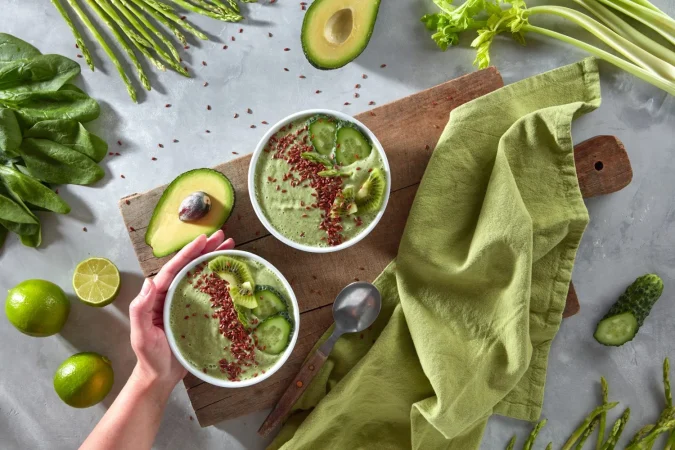 Gazpacho verde con aguacate: La versión más saludable del clásico veraniego 3 Merca2.es plato de batidos dieteticos base de aguacate pepino y verduras Merca2.es