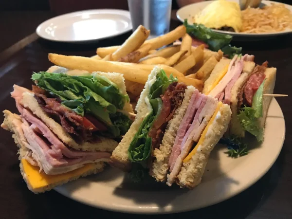 Cómo preparar tu propio sándwich club casero de varios pisos, tan rico como los que te sirven en el Vips 1 Merca2.es primer plano de la comida en el plato sobre la mesa 1 Merca2.es