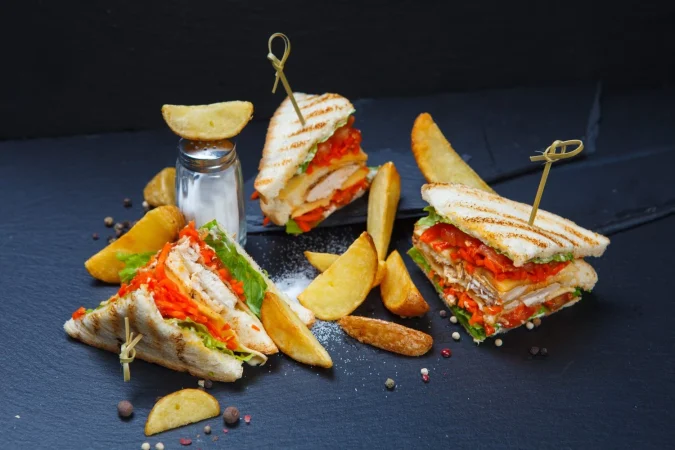 Cómo preparar tu propio sándwich club casero de varios pisos, tan rico como los que te sirven en el Vips 2 Merca2.es primer plano de la comida servida en la mesa Merca2.es