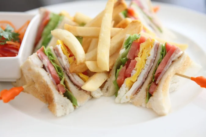Cómo preparar tu propio sándwich club casero de varios pisos, tan rico como los que te sirven en el Vips 3 Merca2.es primer plano de la pasta servida en un plato Merca2.es