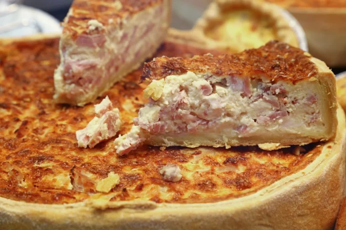 Te enseñamos a preparar una deliciosa quiche Lorraine, un clásico de la cocina francesa 3 Merca2.es primer plano de los alimentos 2 Merca2.es