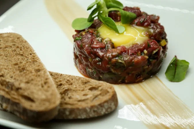 Así se hace un jugoso y espectacular Steak Tartar, un placer para tu paladar 43 Merca2.es primer plano de los alimentos servidos en el plato Merca2.es