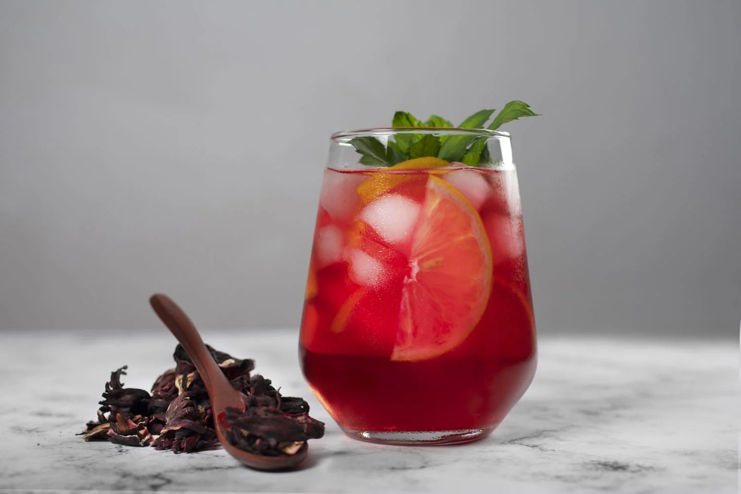Cómo preparar una refrescante sangría al más puro estilo español para acompañar a todas tus comidas este verano
