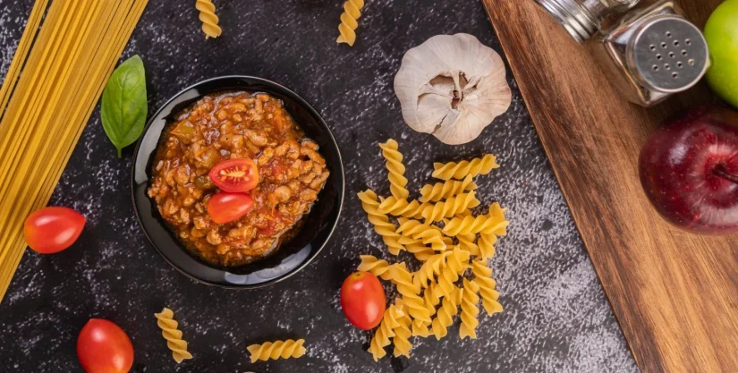 salsa para sofreir espaguetis o sofreir macarrones en un plato negro 2 Merca2.es