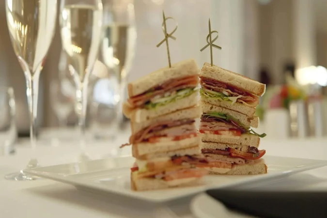 Cómo preparar tu propio sándwich club casero de varios pisos, tan rico como los que te sirven en el Vips 4 Merca2.es sandwiches en el plato Merca2.es