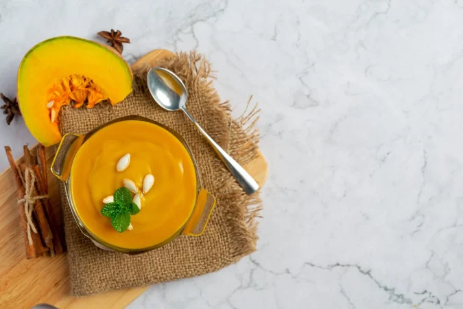 sopa de calabaza en lugar de tazon de vidrio sobre tela de saco Merca2.es