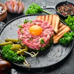 Así se hace un jugoso y espectacular Steak Tartar, un placer para tu paladar