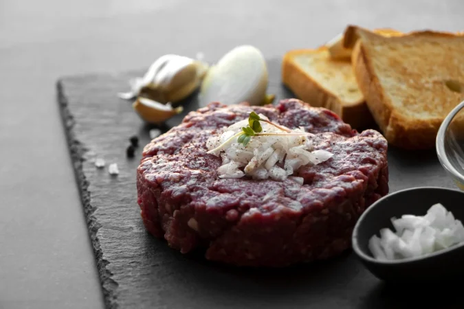 Así se hace un jugoso y espectacular Steak Tartar, un placer para tu paladar 40 Merca2.es steak tartar plato con carne de vacuno y otros ingredientes Merca2.es