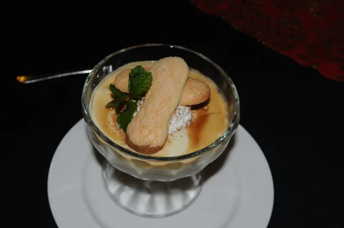 vista de angulo alto del postre en el plato sobre la mesa Merca2.es