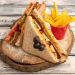 Cómo preparar tu propio sándwich club casero de varios pisos, tan rico como los que te sirven en el Vips