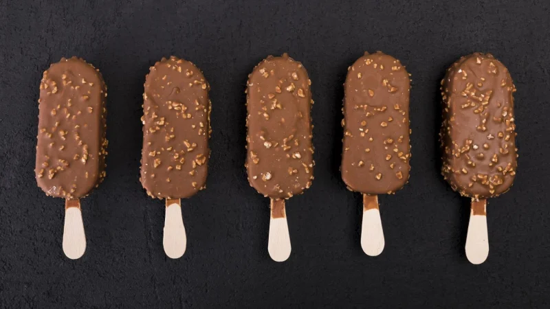 Descubre cómo hacer en casa deliciosos helados tipo 'Magnum' 1 Merca2.es vista superior de helados de chocolate Merca2.es