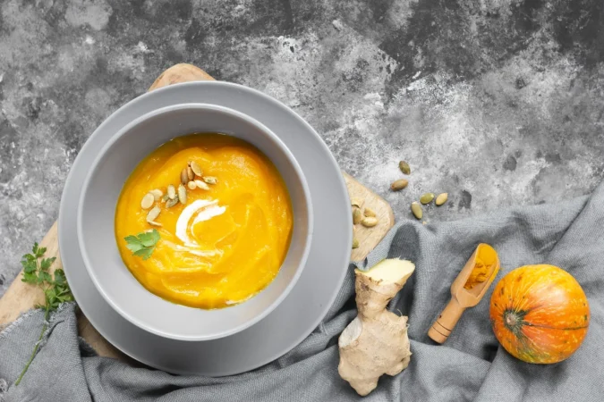 vista superior deliciosa sopa sobre fondo gris Merca2.es